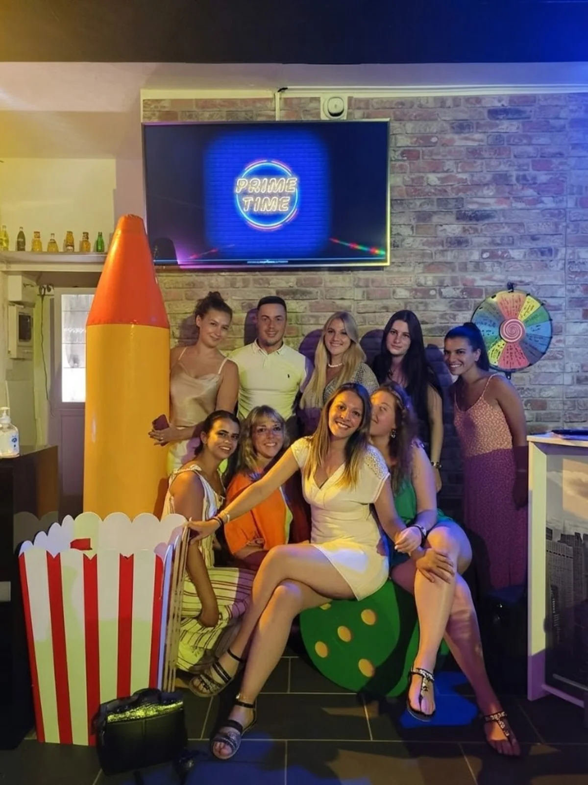 Groupe d'amis célébrant devant l'écran Prime Time